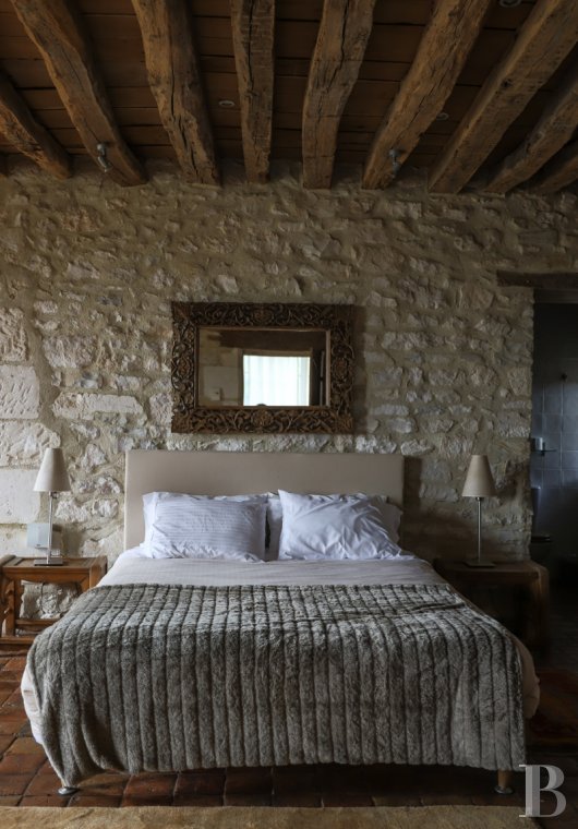 A chateau overlooking the Yonne from the edge of a cliff in Burgundy, not far from Vézelay - photo  n°28